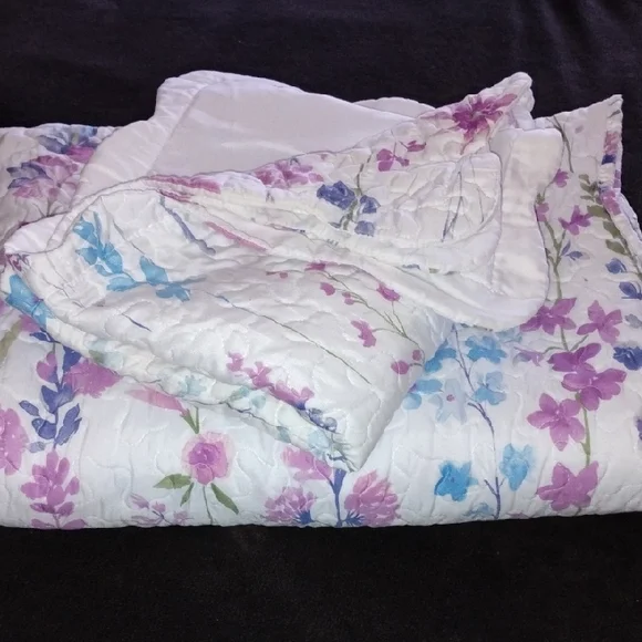 Reversible Floral Quilt with Pink and Blue Accents - Picture 4 of 4